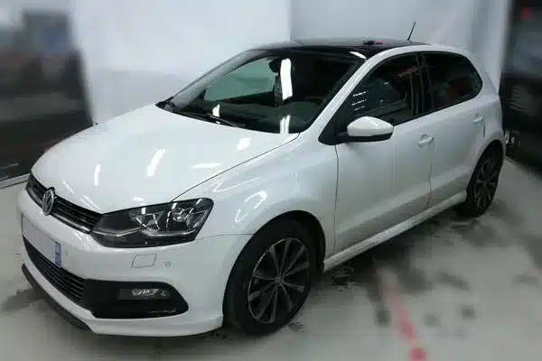 voiture avec des vitres teintées noires